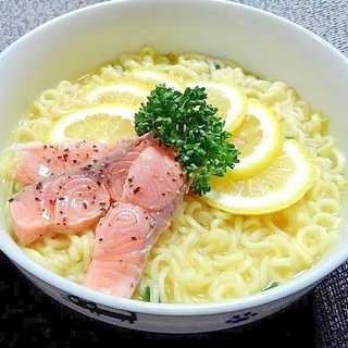 レモンとパセリとサーモンの洋風塩ラーメン